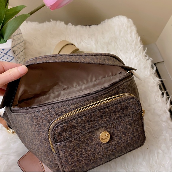 Michael Kors Maisie Large Logo 2-in-1 Sling Pack - Picture 7 of 14